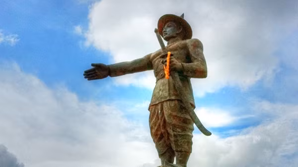 Dưới tượng đài minh quân, nhà văn yêu nước Chao Anouvong