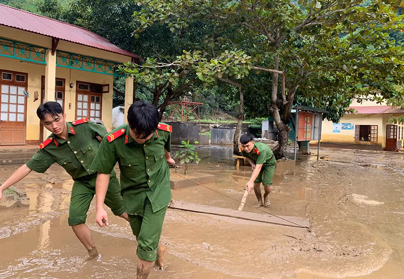 Công an Bắc Yên giúp dân khắc phục hậu quả sau mưa lũ kéo dài -0