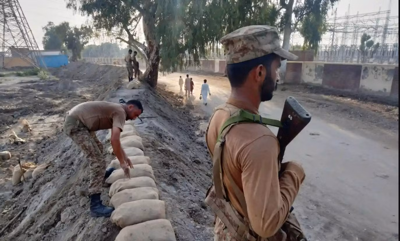 Pakistan tìm mọi cách ngăn lũ tấn công nhà máy điện chủ lực -0
