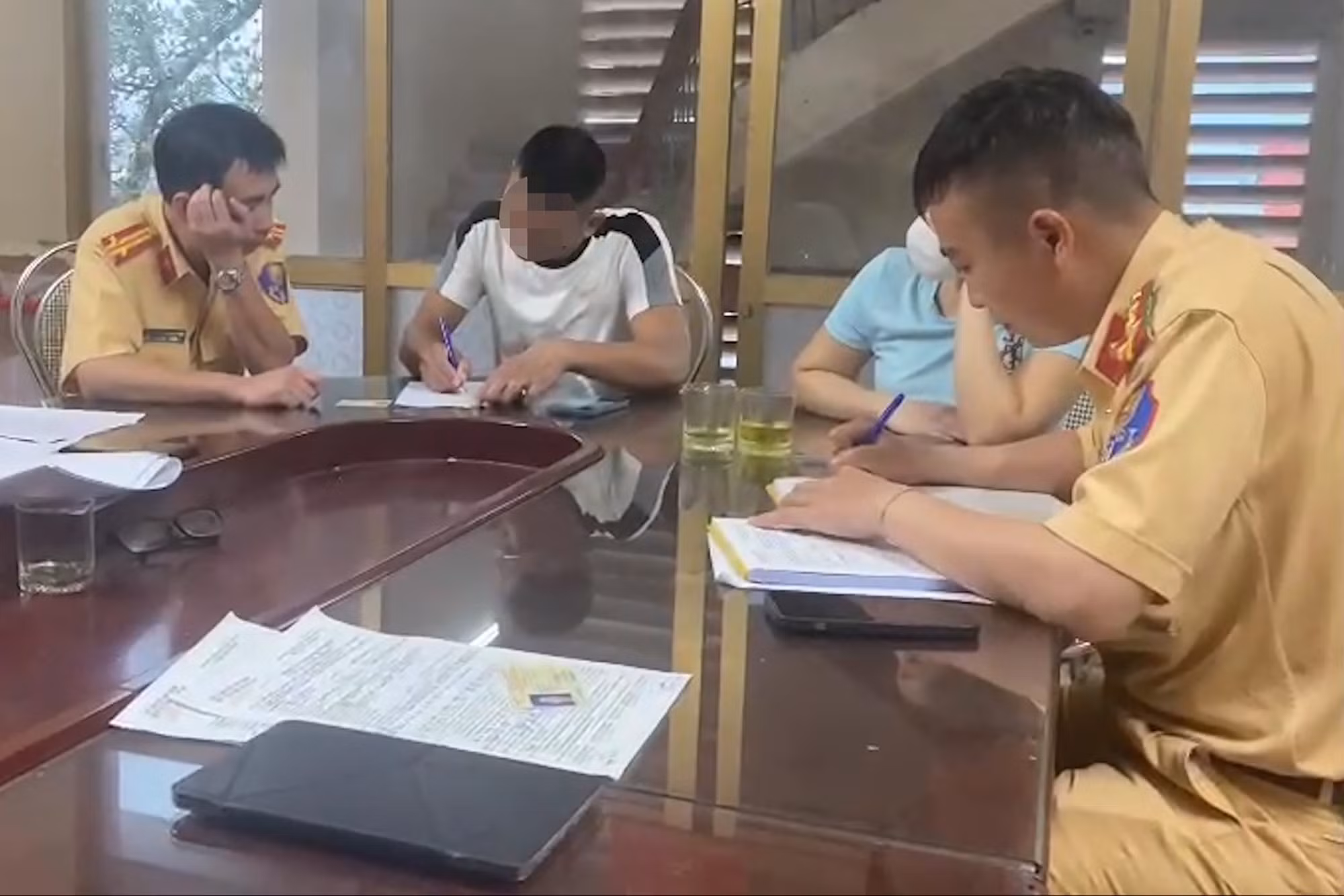 Đội hình xe che biển trên cao tốc đã bị xử phạt -0