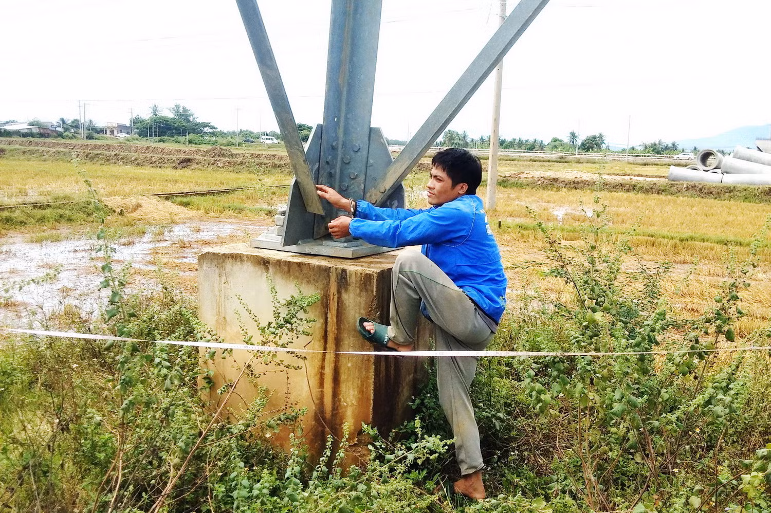  Bắt đối tượng leo trụ tải điện 110kv tháo trộm hàng loạt linh kiện vật tư -0