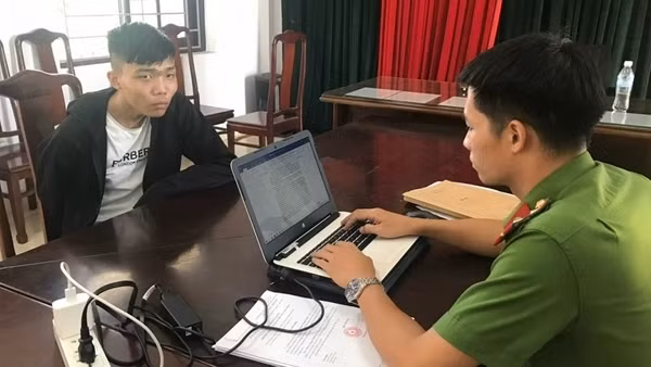 Trộm điện thoại có tiền trong App, “nướng” luôn vào game
