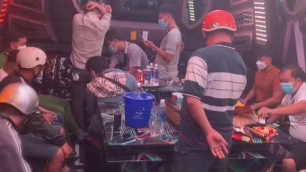 Nhóm thanh niên phê ma túy trong quán karaoke