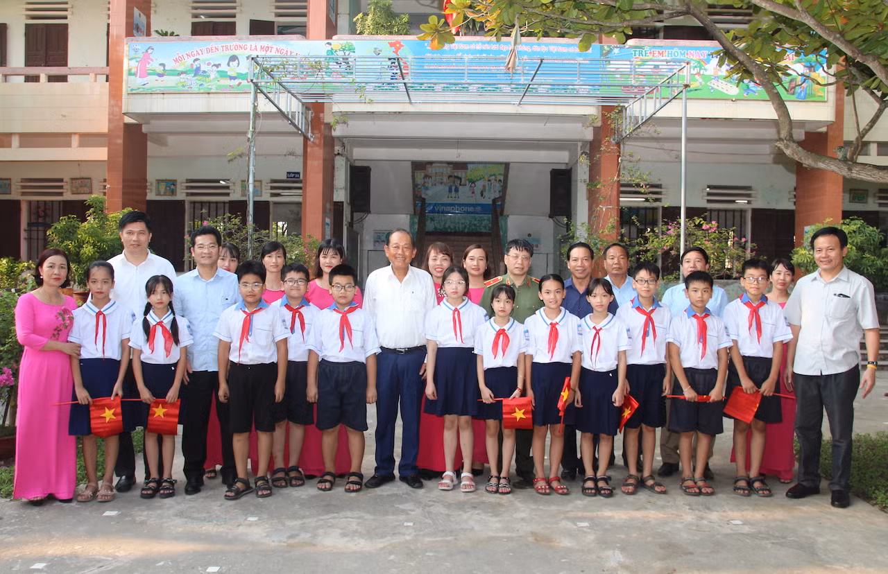 San sẻ yêu thương, giúp học sinh nghèo Nam Định vượt khó -0