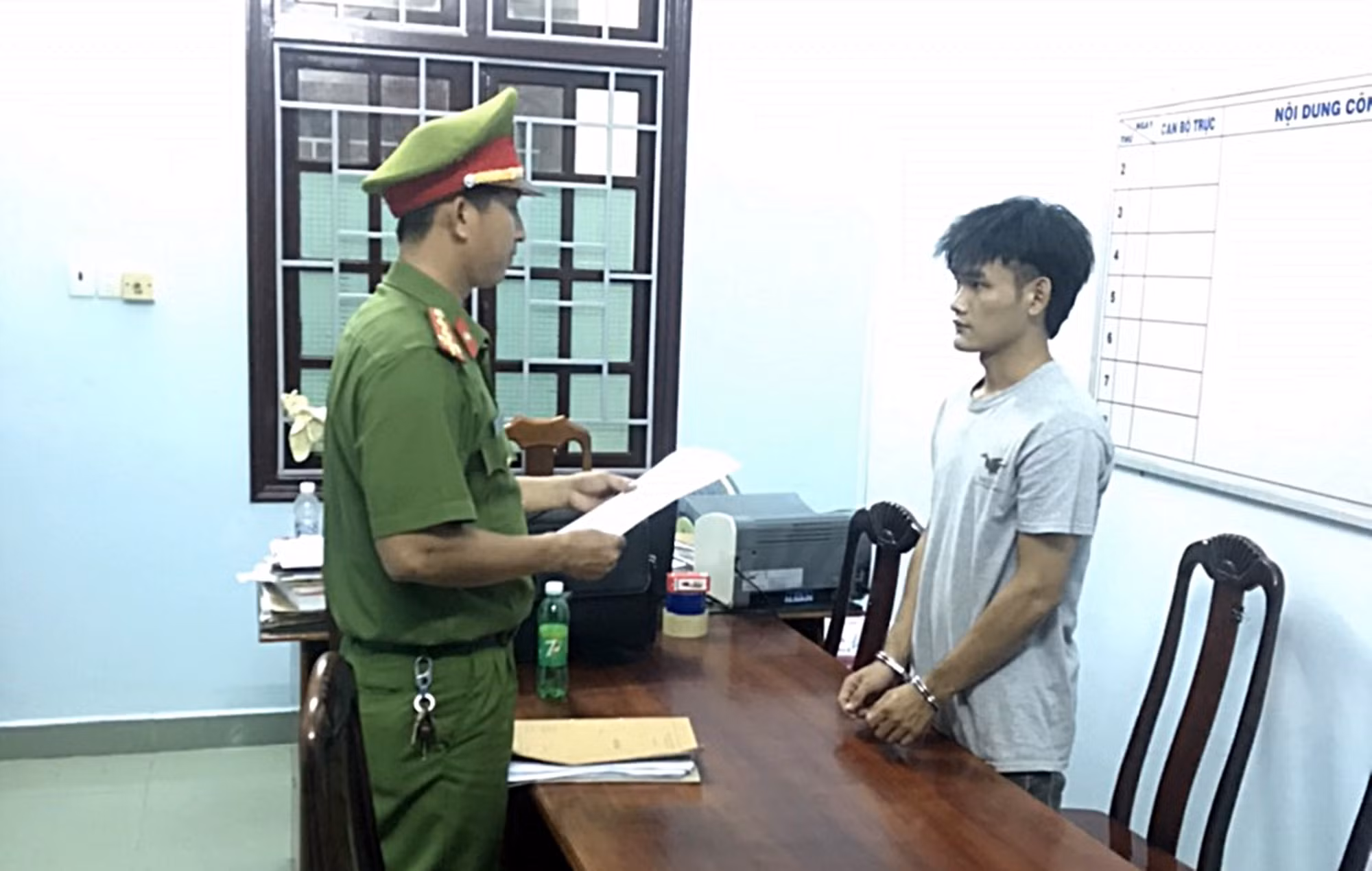 Thăm hỏi Thiếu tá CSGT bị đối tượng đi xe máy tông trọng thương khi làm nhiệm vụ -0