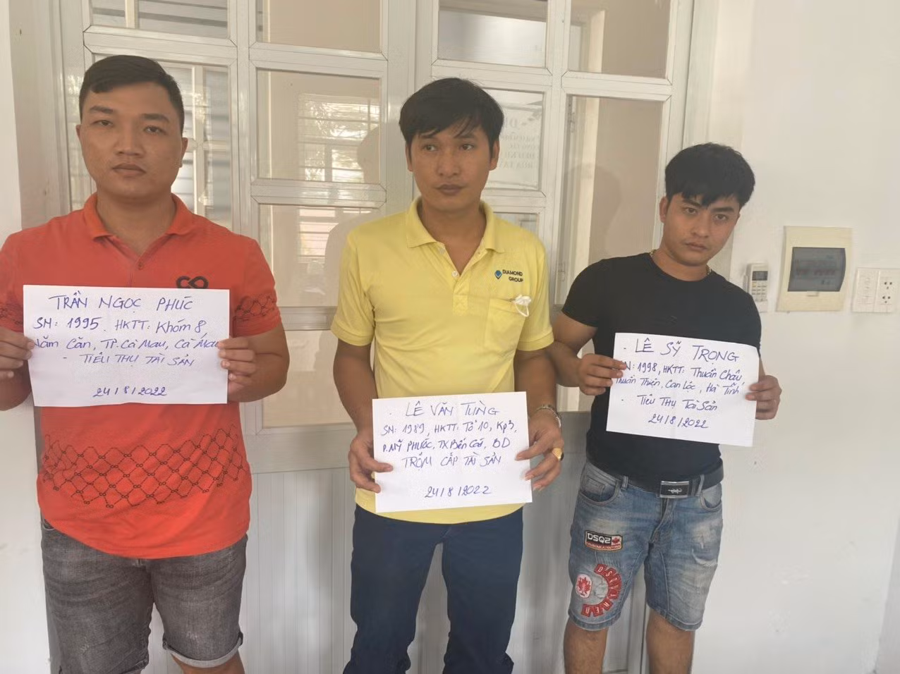 Nhân viên cấu kết bảo vệ trộm gần 100 đôi giầy của công ty -0