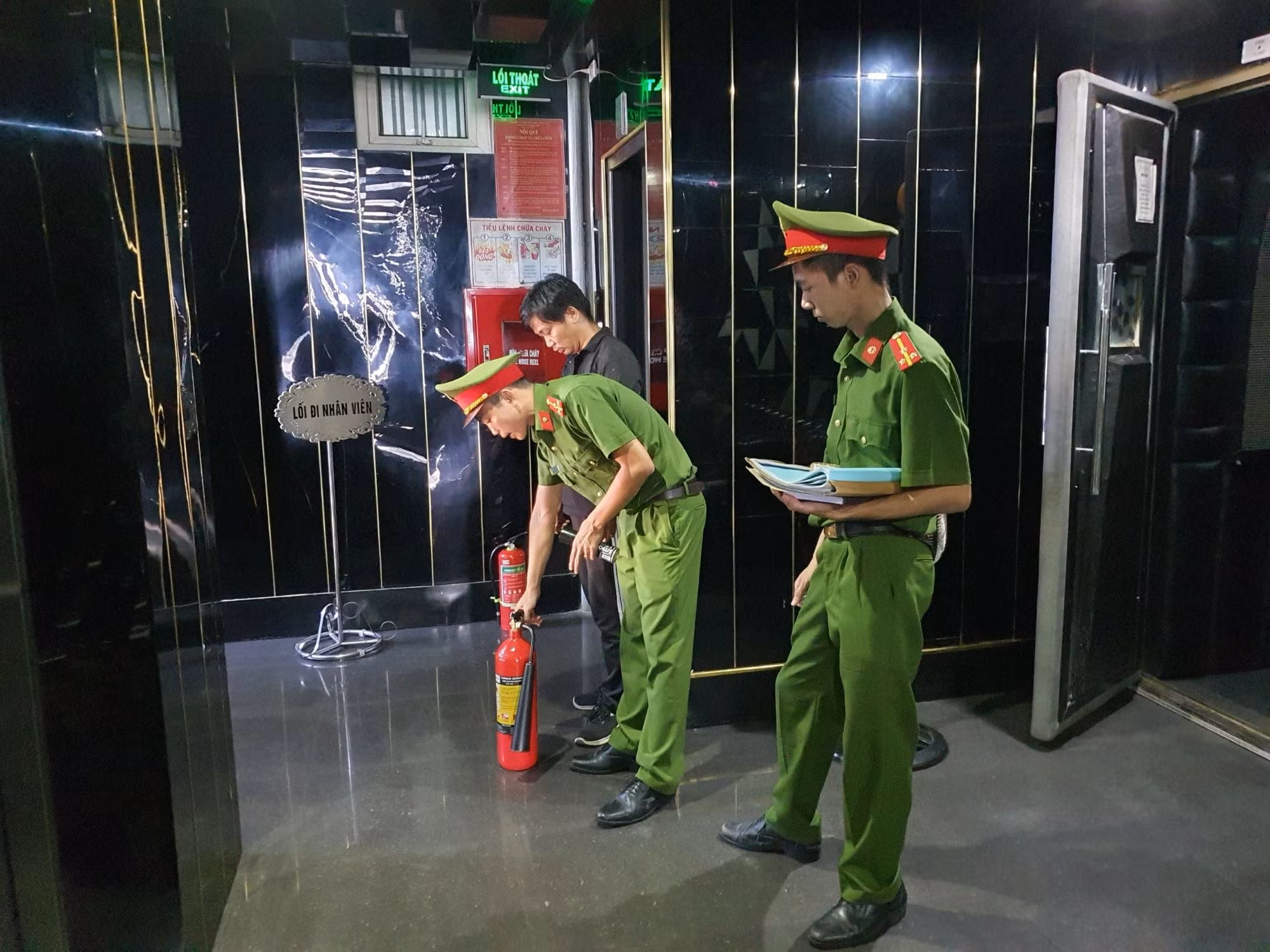 Tạm đình chỉ hoạt động nhiều quán bar, karaoke ở Huế do vi phạm an toàn PCCC -0