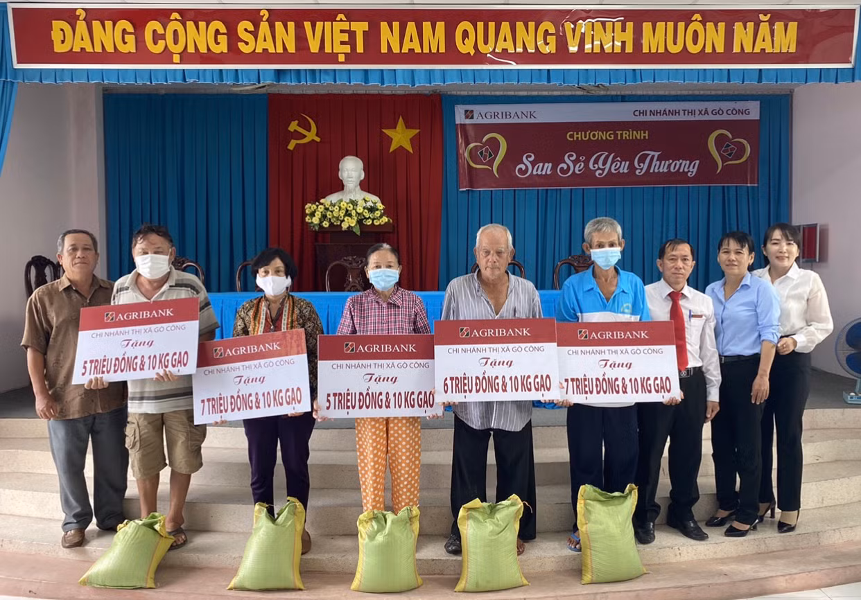 Agribank thị xã Gò Công với chương trình “San sẻ yêu thương” -0