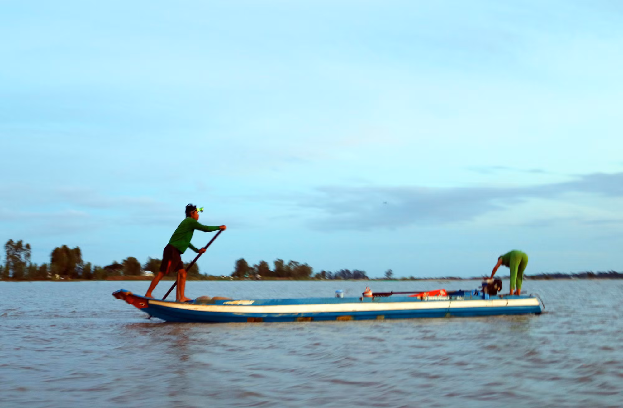 Cùng ngư dân đầu nguồn ra đồng dỡ lú mang cá ra chợ Kinh Ruột bán -0