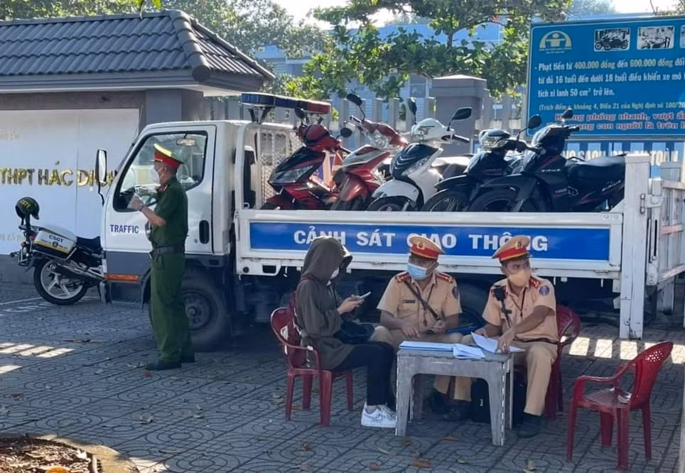 Chấn chỉnh tình trạng học sinh đi xe máy đến trường -0