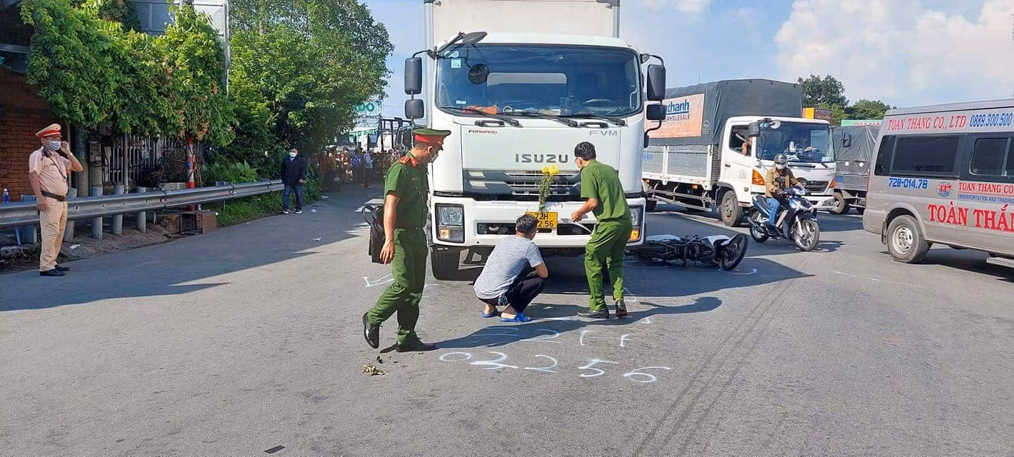 Xe tải cán tử vong cùng lúc 3 người trên Quốc lộ 51 -0
