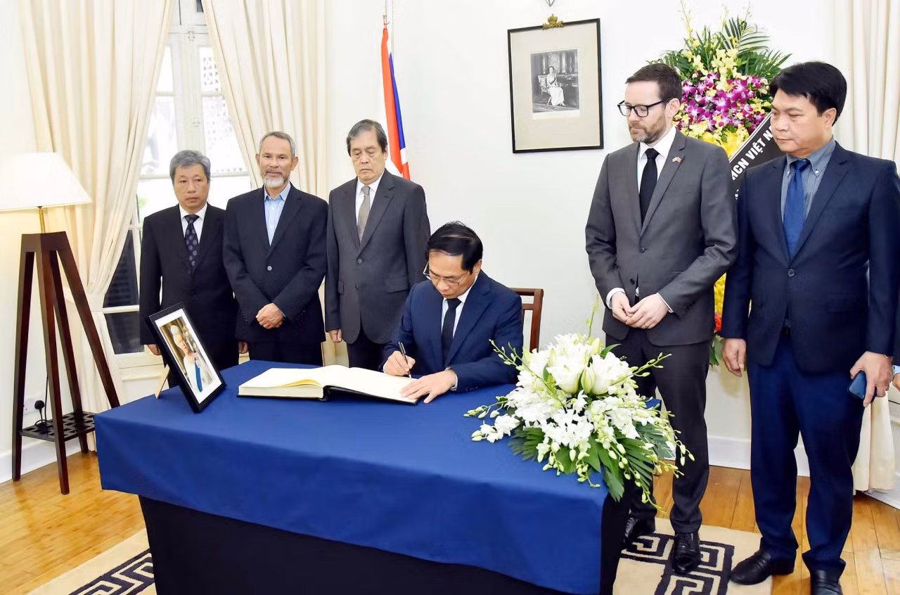 Bộ trưởng Ngoại giao Bùi Thanh Sơn ghi sổ tang tưởng niệm Nữ hoàng Anh Elizabeth II -0