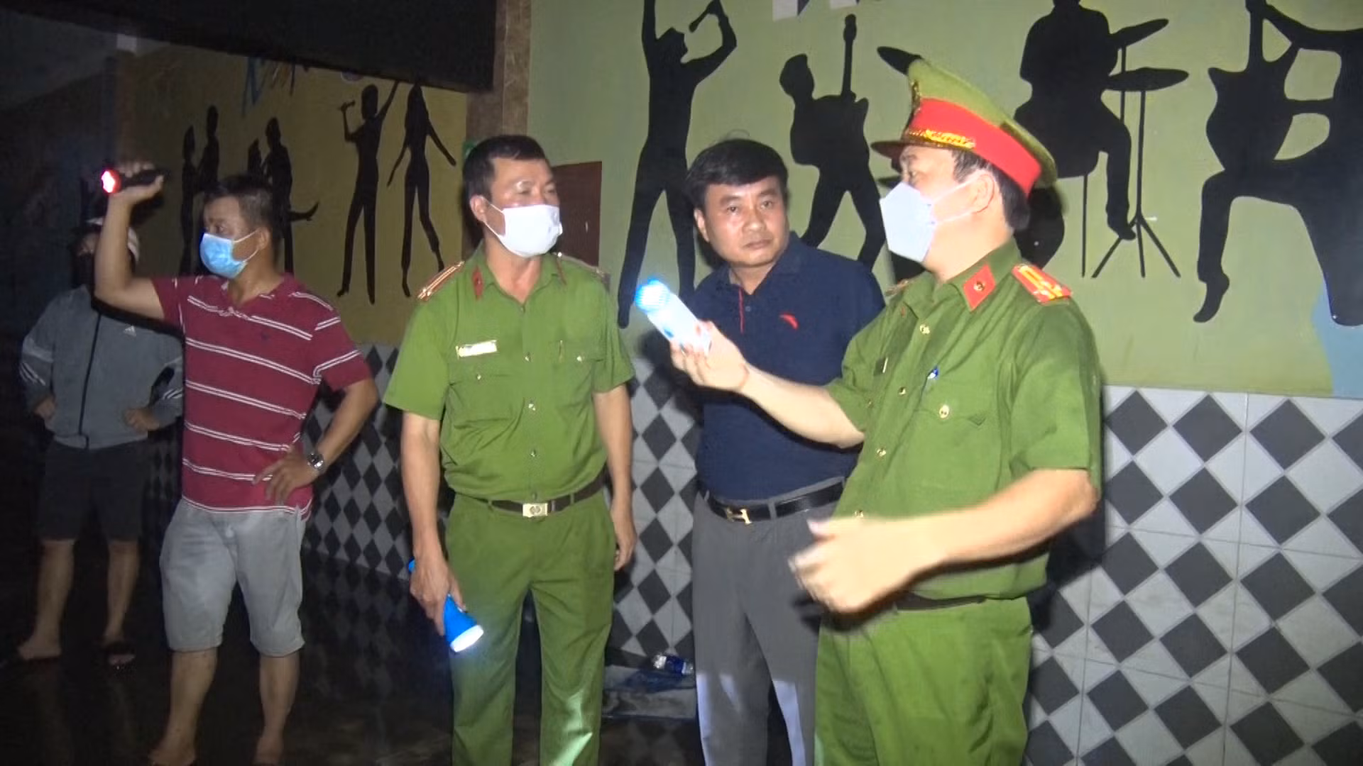Khám nghiệm hiện trường, điều tra vụ cháy quán karaoke Yến Nhi -0