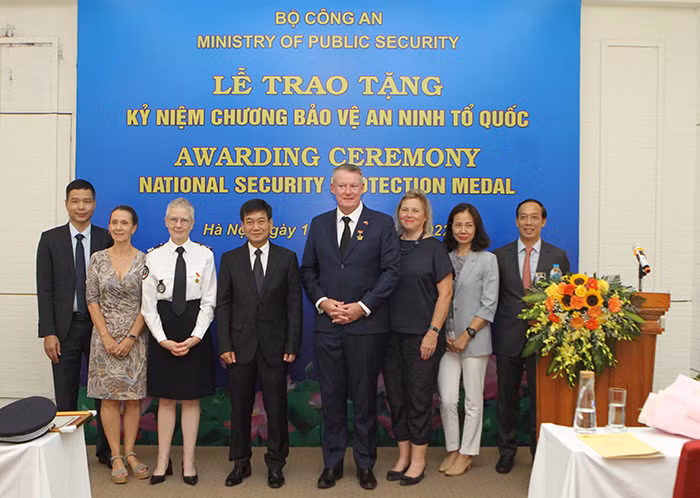 Trao Kỷ niệm chương “Bảo vệ an ninh Tổ quốc” tặng 3 cá nhân -0