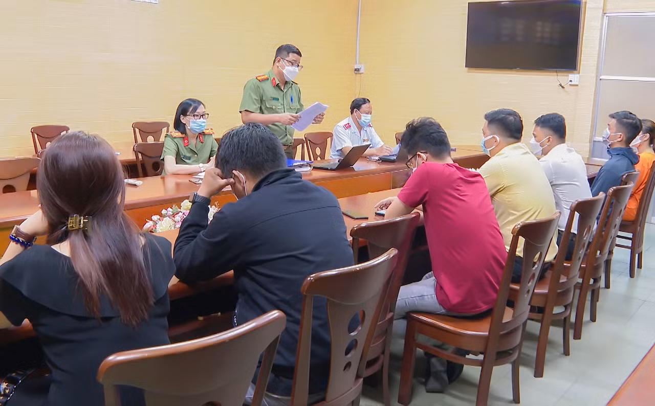 lam viec voi 7 ca nhan.jpg -0