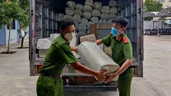 Tìm chủ sở hữu số bánh kẹo không rõ nguồn gốc trên xe ô tô tải BKS 77C-159.96