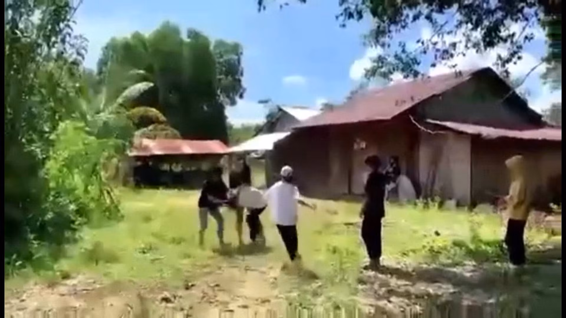 Điều tra xác minh 2 học sinh bị đánh hội đồng -0