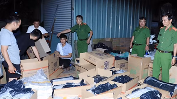 Tạm giữ 5 đối tượng cùng hơn 55.000 bao thuốc lá lậu