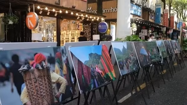 Khai mạc triển lãm ảnh "Chợ trên Đá"
