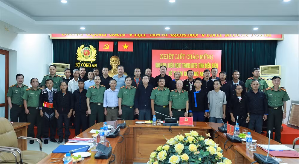 Gặp mặt người có uy tín trong dân tộc thiểu số tỉnh Điện Biên -0