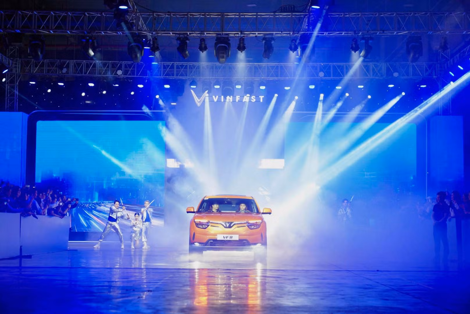 100 ô tô điện VF 8 đầu tiên đến tay khách hàng -0