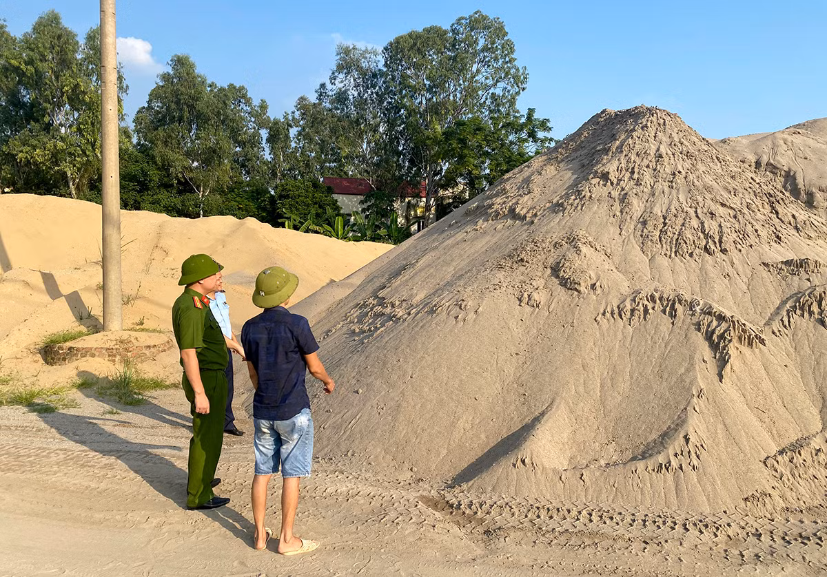 Hà Nội: Phát hiện nhiều bãi tập kết cát lậu -0