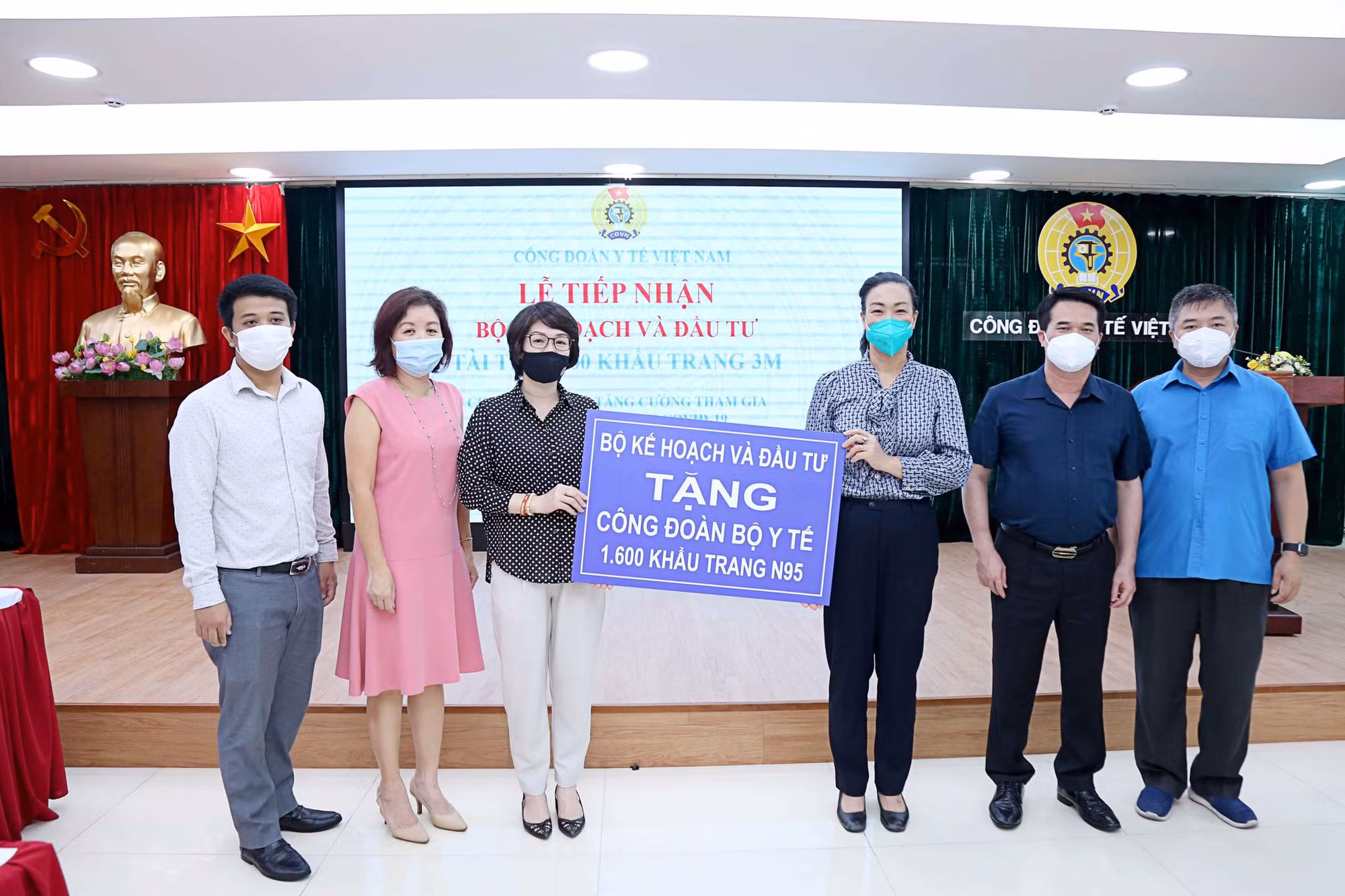 Bộ Kế hoạch và Đầu tư trao tặng khẩu trang N95 cho cán bộ y tế tuyến đầu tham gia phòng chống dịch COVID-19 -0