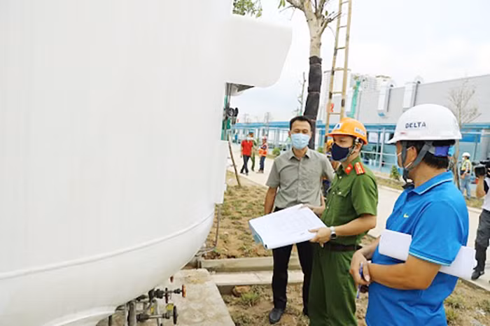 Kiểm tra an toàn PCCC trước khi Bệnh viện dã chiến điều trị bệnh COVID-19 vào hoạt động -4