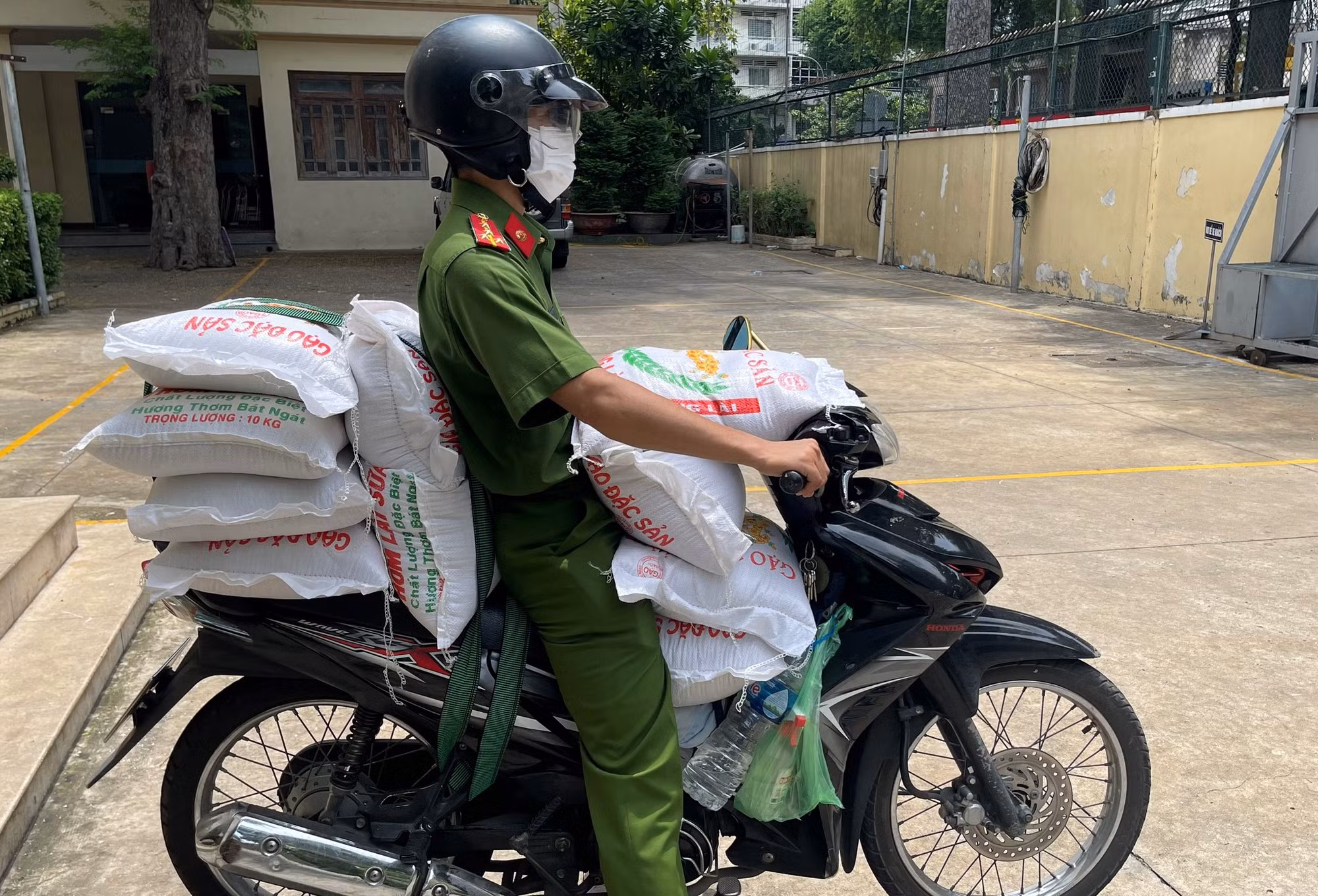 Phòng Cảnh sát PCCC tăng cường gần 100 cán bộ chiến sĩ cho Công an Bình Thạnh chống dịch -0