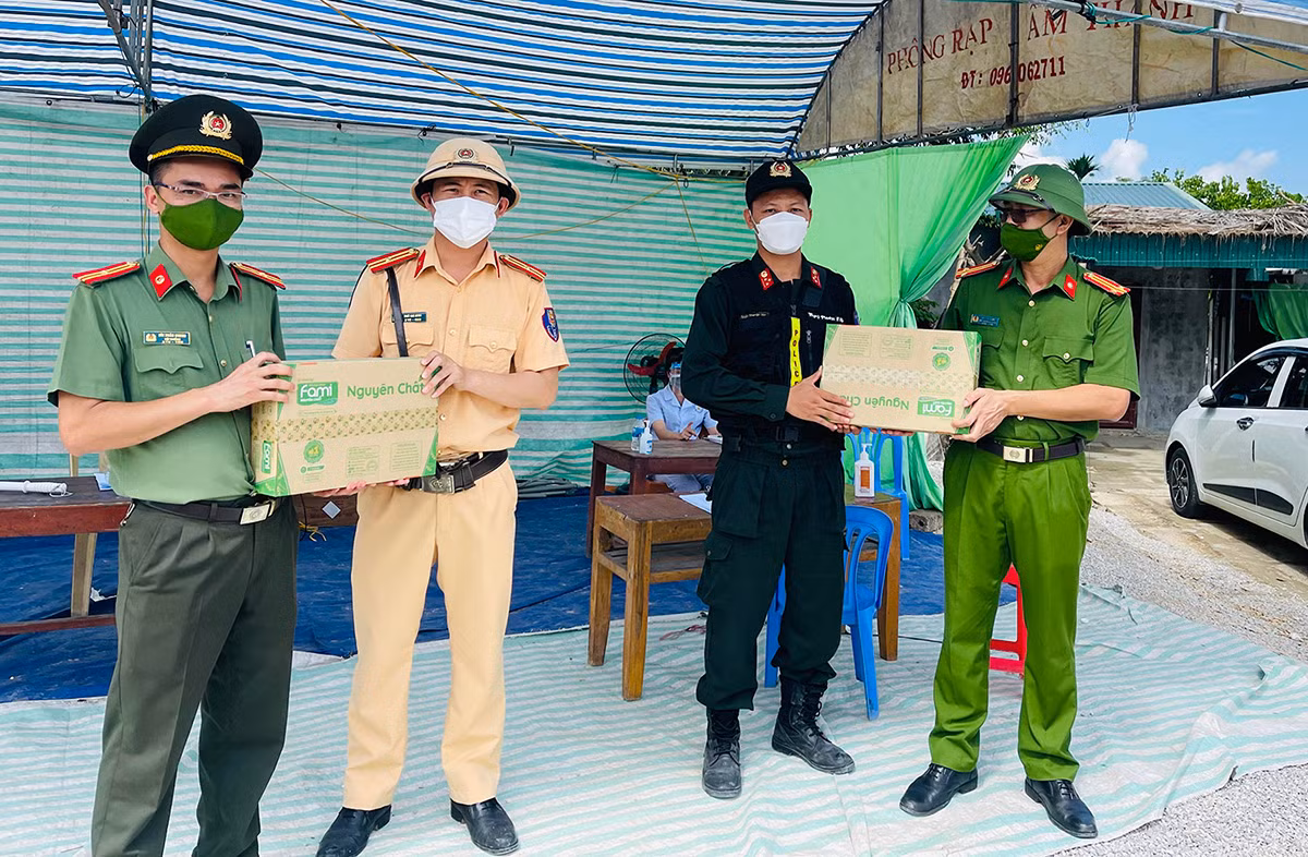 Tặng quà cho lực lượng tuyến đầu chống dịch tại Nông Cống và Như Thanh -0
