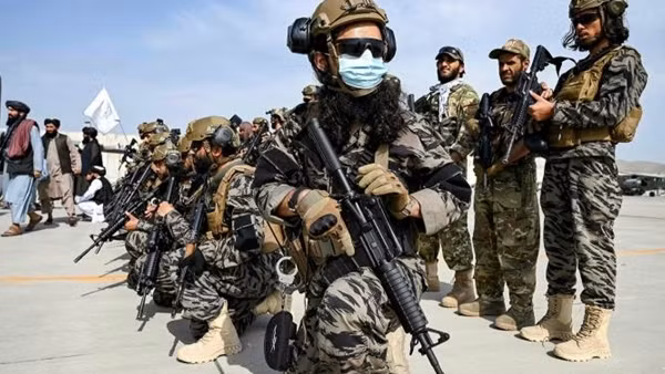 Chưa tìm thấy con của cặp vợ chồng Afghanistan đưa cho binh sĩ Mỹ khi sơ tán khỏi Kabul ảnh 3