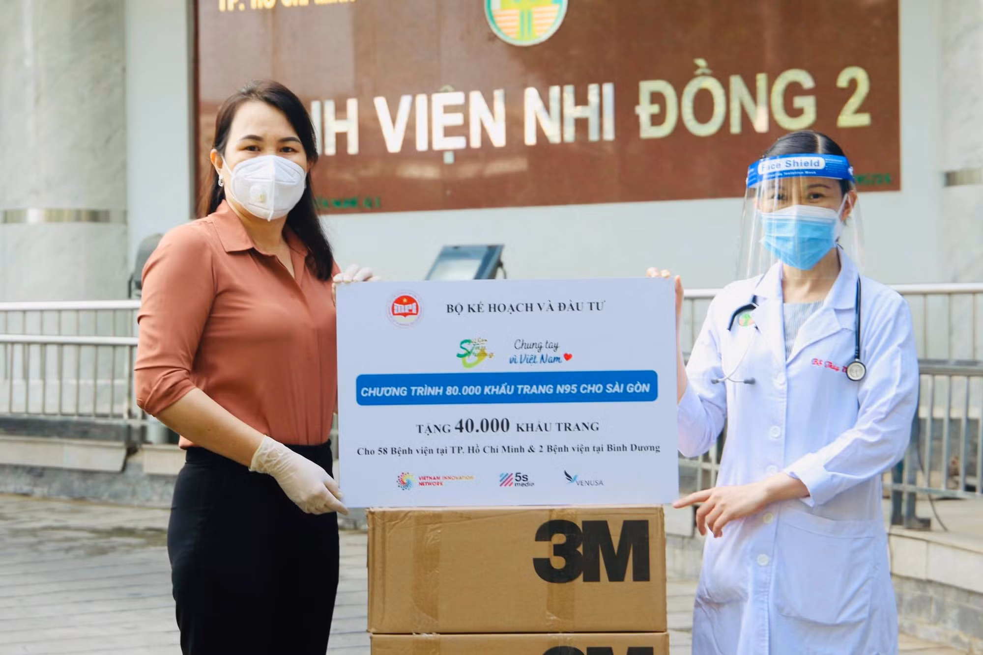 Bộ Kế hoạch và Đầu tư trao tặng khẩu trang N95 cho cán bộ y tế tuyến đầu tham gia phòng chống dịch COVID-19 -0