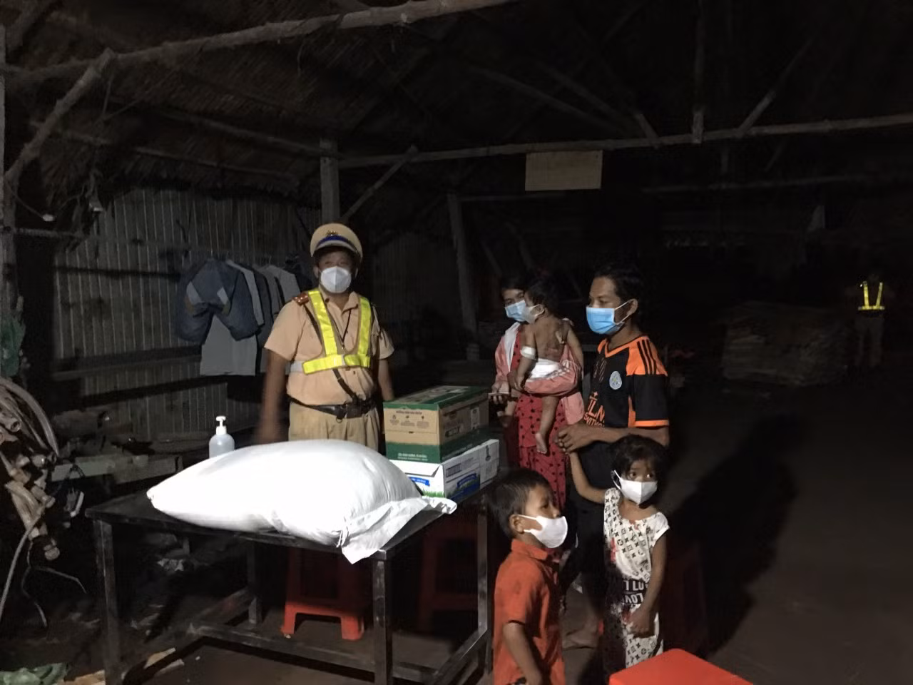 CSGT hỗ trợ đưa cháu bé bị bỏng đi cấp cứu trong đêm -0