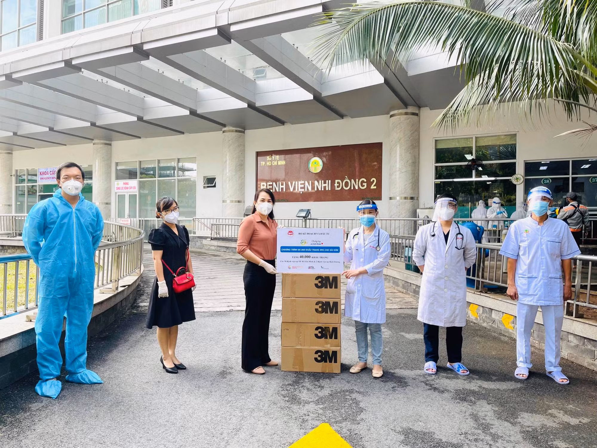 Bộ Kế hoạch và Đầu tư trao tặng khẩu trang N95 cho cán bộ y tế tuyến đầu tham gia phòng chống dịch COVID-19 -0