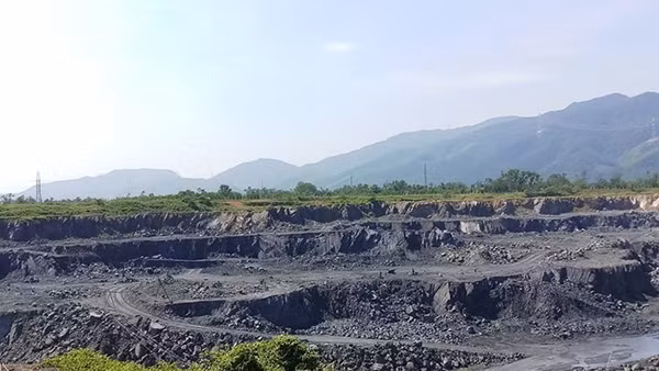 Người dân cử đại diện cùng chính quyền giám sát việc nổ mìn tại mỏ đá