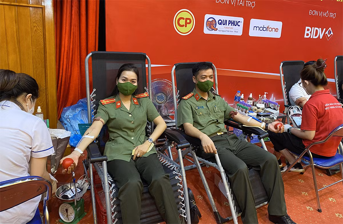 Công an Tuyên Quang tham gia “Hành trình đỏ” hiến 100 đơn vị máu tình nguyện -0