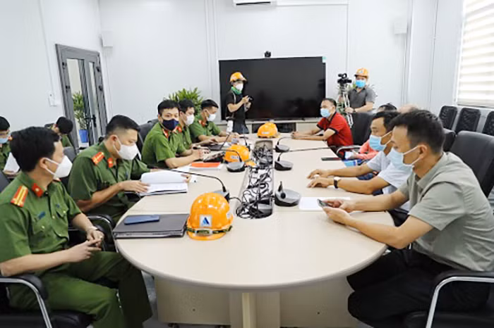 Kiểm tra an toàn PCCC trước khi Bệnh viện dã chiến điều trị bệnh COVID-19 vào hoạt động -0