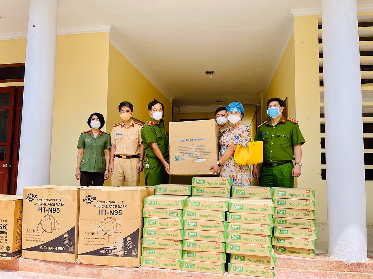 Tặng quà cho lực lượng tuyến đầu chống dịch tại Nông Cống và Như Thanh -1