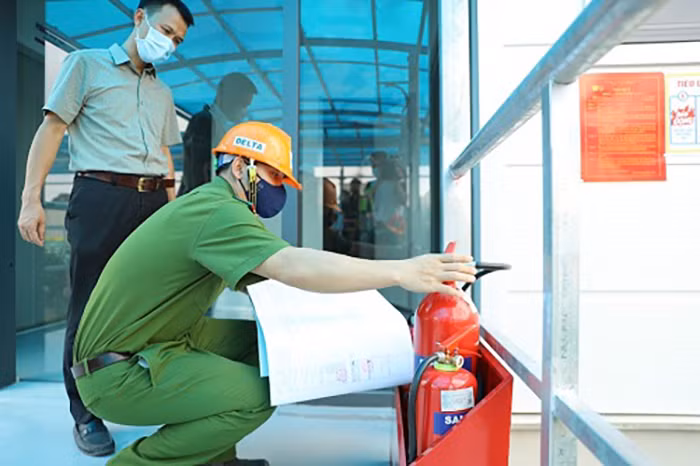 Kiểm tra an toàn PCCC trước khi Bệnh viện dã chiến điều trị bệnh COVID-19 vào hoạt động -3
