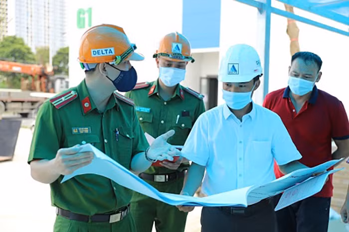 Kiểm tra an toàn PCCC trước khi Bệnh viện dã chiến điều trị bệnh COVID-19 vào hoạt động -0