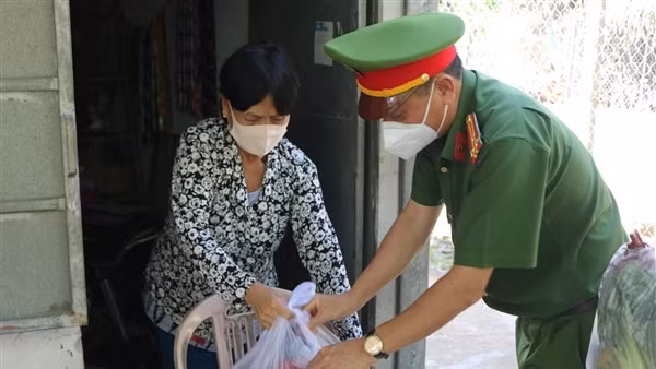Ra mắt kho lưu trữ thực phẩm cho người khó khăn tại khu vực đồng bằng sông Cửu Long ảnh 3