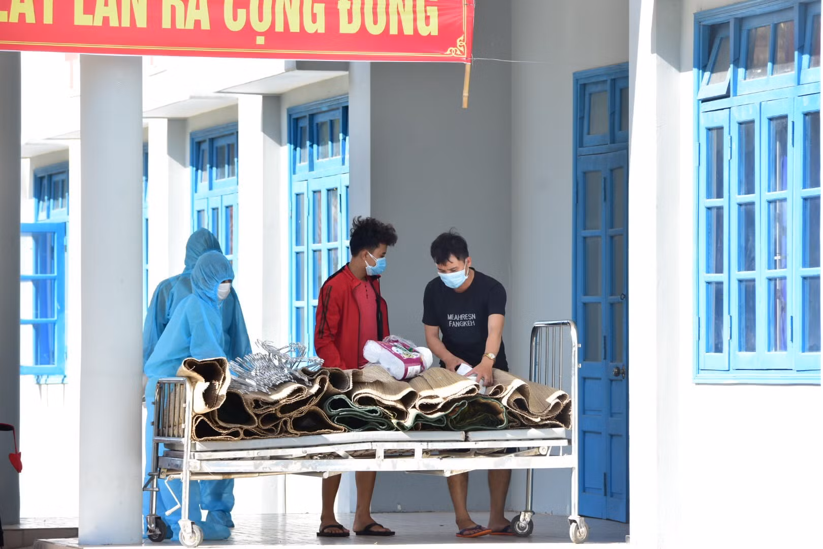 Xử phạt 2 thanh niên đang cách ly vẫn tụ tập ăn nhậu -0