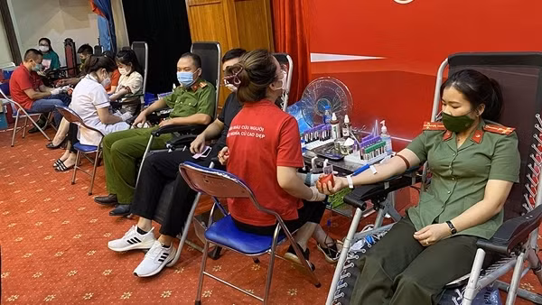 Công an Tuyên Quang tham gia “Hành trình đỏ” hiến 100 đơn vị máu tình nguyện