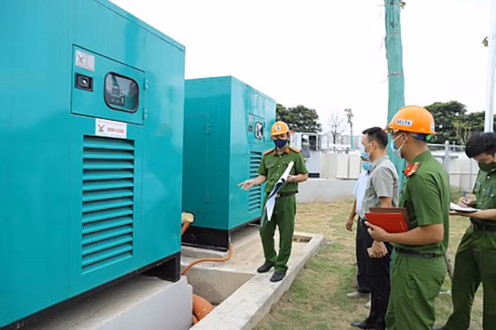 Kiểm tra an toàn PCCC trước khi Bệnh viện dã chiến điều trị bệnh COVID-19 vào hoạt động -1