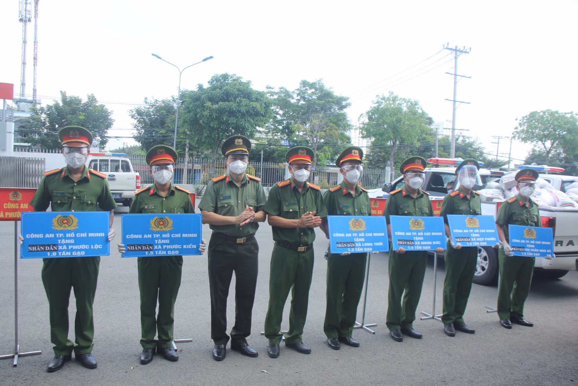 Công an TP Hồ Chí Minh trao hơn 2.000 phần quà cho người dân, người lao động nghèo -0