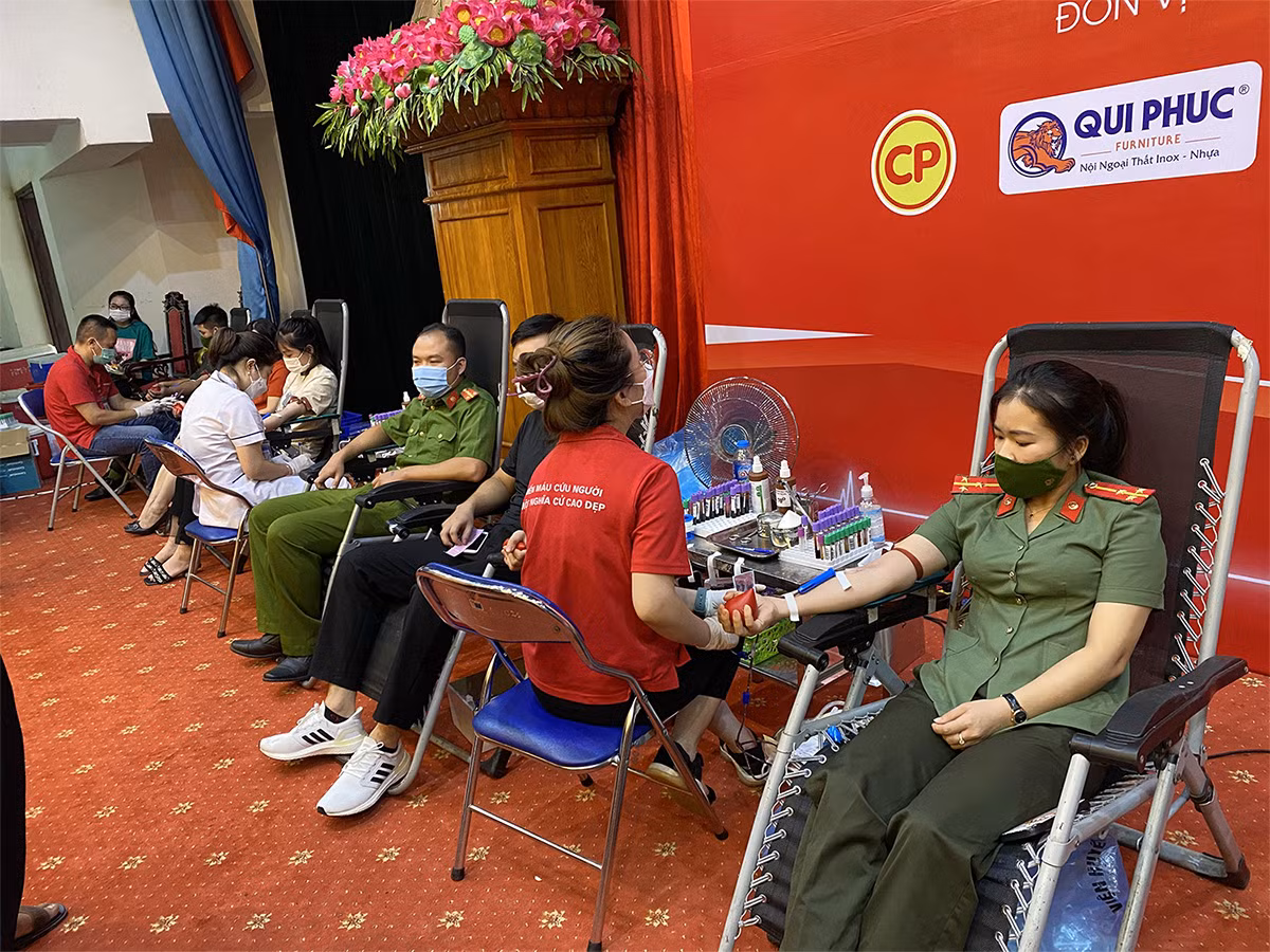 Công an Tuyên Quang tham gia “Hành trình đỏ” hiến 100 đơn vị máu tình nguyện -4
