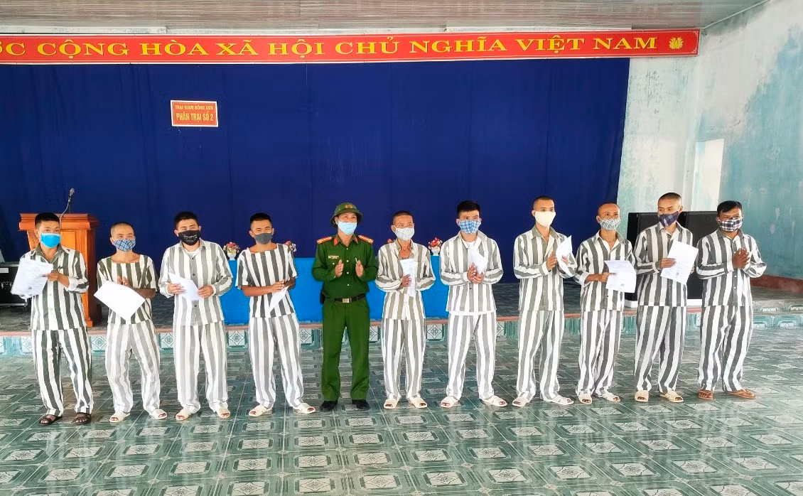 Niềm vui ngày trở về của các phạm nhân được đặc xá -0