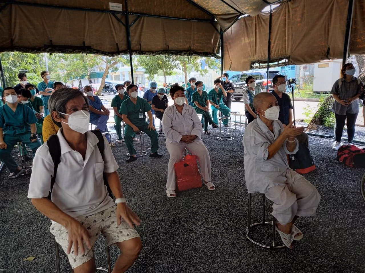 7 bệnh nhân nguy kịch đầu tiên của Trung tâm Hồi sức tích cực COVID-19 Bệnh viện Bạch Mai xuất viện -0