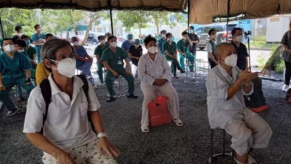 Bệnh viện T.Ư Huế bàn giao Trung tâm hồi sức tích cực người bệnh COVID-19 tại TP Hồ Chí Minh ảnh 7