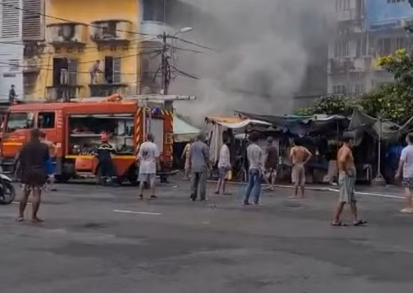 Thiếu tá Công an xông vào ngôi nhà đang cháy cứu bà cụ 73 tuổi -2